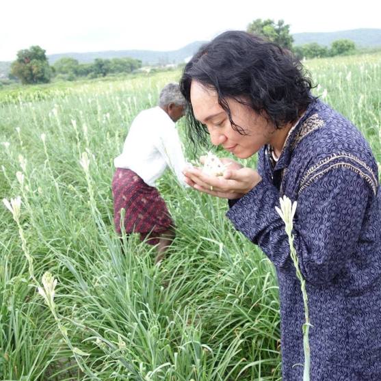 tomoo-inaba-smelling-tuberose